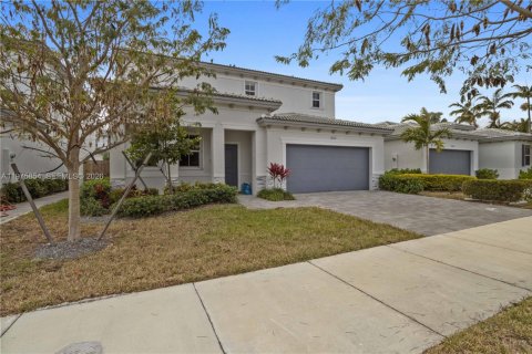 House in Miami, Florida 4 bedrooms, 215.9 sq.m. № 2042408 - photo 3