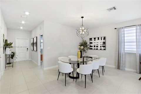 House in Miami, Florida 4 bedrooms, 215.9 sq.m. № 2042408 - photo 11