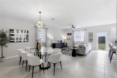 House in Miami, Florida 4 bedrooms, 215.9 sq.m. № 2042408 - photo 8