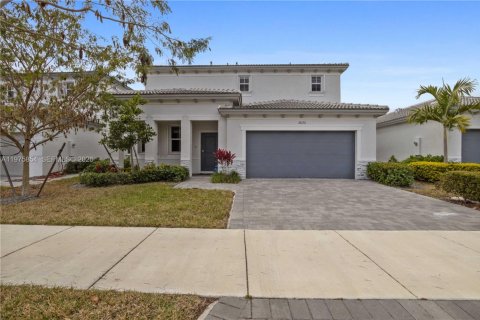 House in Miami, Florida 4 bedrooms, 215.9 sq.m. № 2042408 - photo 2