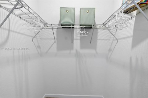 House in Miami, Florida 4 bedrooms, 215.9 sq.m. № 2042408 - photo 28