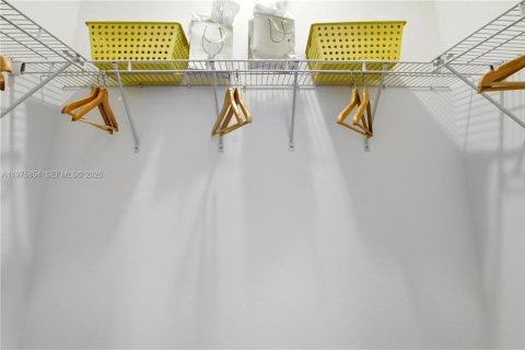 House in Miami, Florida 4 bedrooms, 215.9 sq.m. № 2042408 - photo 17