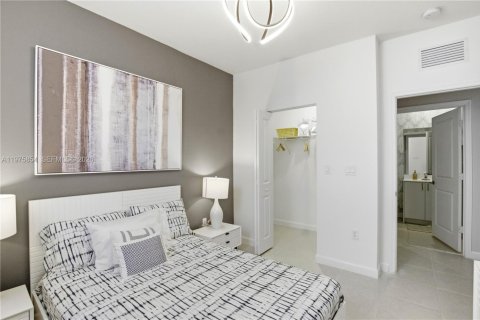 House in Miami, Florida 4 bedrooms, 215.9 sq.m. № 2042408 - photo 16