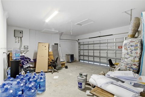 House in Miami, Florida 4 bedrooms, 215.9 sq.m. № 2042408 - photo 20