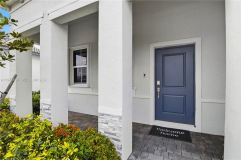 House in Miami, Florida 4 bedrooms, 215.9 sq.m. № 2042408 - photo 4