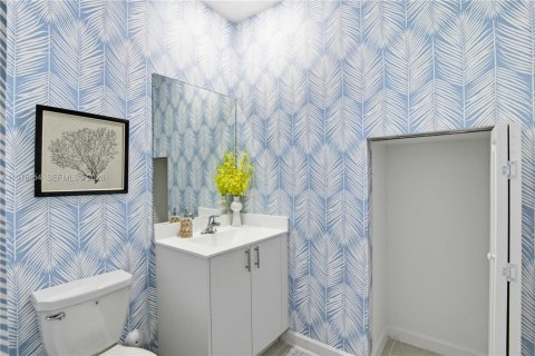 House in Miami, Florida 4 bedrooms, 215.9 sq.m. № 2042408 - photo 19