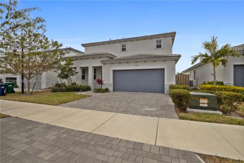 House in Miami, Florida 4 bedrooms, 215.9 sq.m. № 2042408