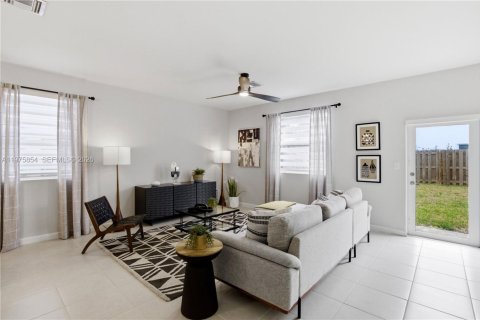 House in Miami, Florida 4 bedrooms, 215.9 sq.m. № 2042408 - photo 12