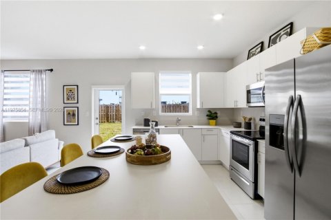 House in Miami, Florida 4 bedrooms, 215.9 sq.m. № 2042408 - photo 14