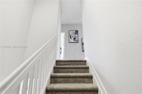 House in Miami, Florida 4 bedrooms, 215.9 sq.m. № 2042408 - photo 22