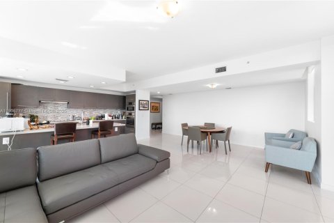 Condo in Doral, Florida, 3 bedrooms  № 1963564 - photo 18