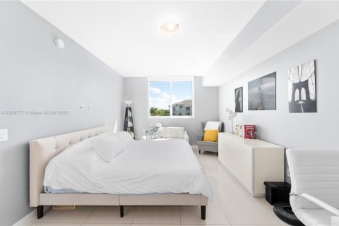 Condo in Doral, Florida, 3 bedrooms  № 1963564 - photo 25