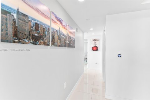 Condo in Doral, Florida, 3 bedrooms  № 1963564 - photo 12