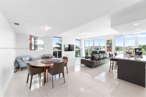 Condo in Doral, Florida, 3 bedrooms  № 1963564 - photo 17
