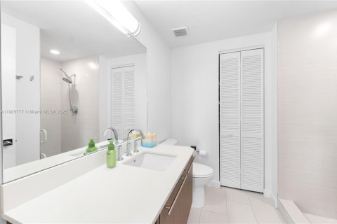 Condo in Doral, Florida, 3 bedrooms  № 1963564 - photo 23