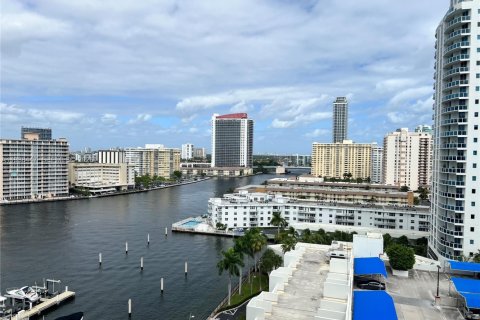 Condominio en alquiler en Hallandale Beach, Florida, 50.63 m2 № 1996109 - foto 2