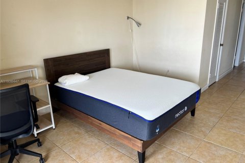 Condominio en alquiler en Hallandale Beach, Florida, 50.63 m2 № 1996109 - foto 12