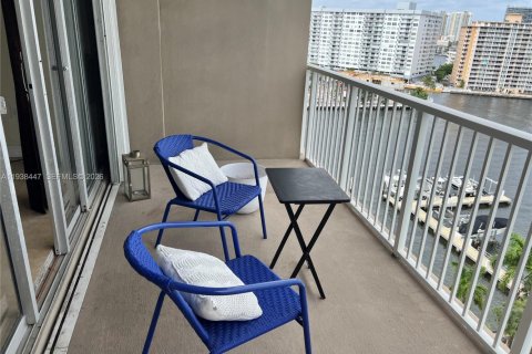 Condominio en alquiler en Hallandale Beach, Florida, 50.63 m2 № 1996109 - foto 11