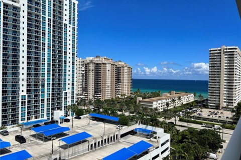 Condominio en alquiler en Hallandale Beach, Florida, 50.63 m2 № 1996109 - foto 5