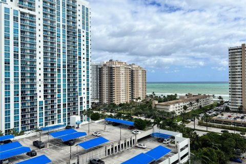 Condominio en alquiler en Hallandale Beach, Florida, 50.63 m2 № 1996109 - foto 4