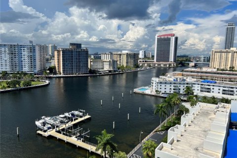 Estudio en el Condominio en Hallandale Beach, Florida  № 1996109
