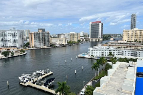 Condominio en alquiler en Hallandale Beach, Florida, 50.63 m2 № 1996109 - foto 10