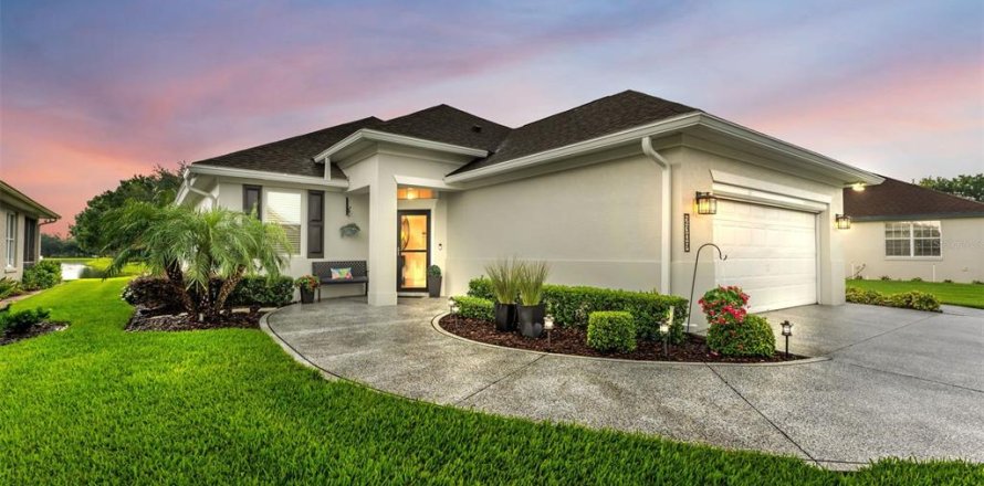House in Lakeland, Florida 2 bedrooms, 179.39 sq.m. № 2345274
