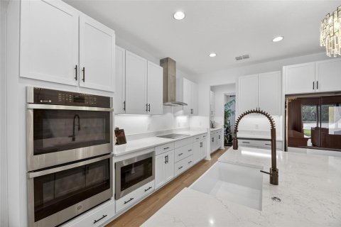 House in Tampa, Florida 5 bedrooms, 352.38 sq.m. № 1835978 - photo 24