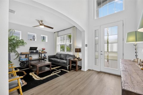House in Tampa, Florida 5 bedrooms, 352.38 sq.m. № 1835978 - photo 6