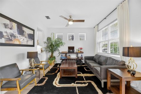 House in Tampa, Florida 5 bedrooms, 352.38 sq.m. № 1835978 - photo 7