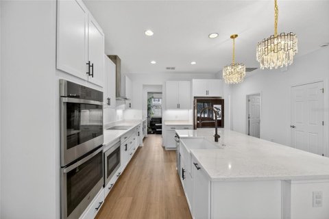 House in Tampa, Florida 5 bedrooms, 352.38 sq.m. № 1835978 - photo 20