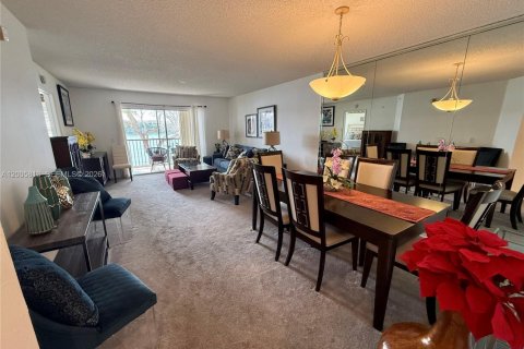 Copropriété à vendre à Pembroke Pines, Floride: 2 chambres, 112.13 m2 № 2077783 - photo 10
