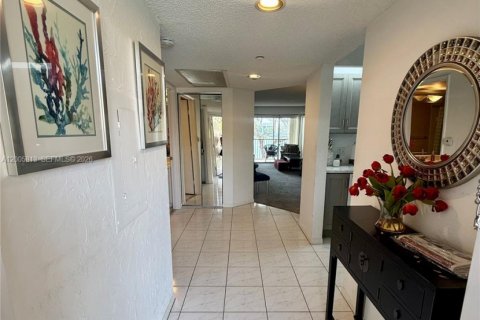 Copropriété à vendre à Pembroke Pines, Floride: 2 chambres, 112.13 m2 № 2077783 - photo 3