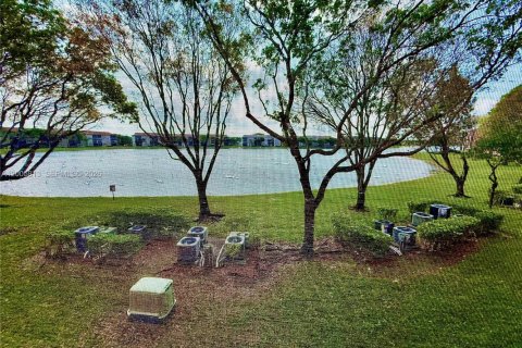 Copropriété à vendre à Pembroke Pines, Floride: 2 chambres, 112.13 m2 № 2077783 - photo 15