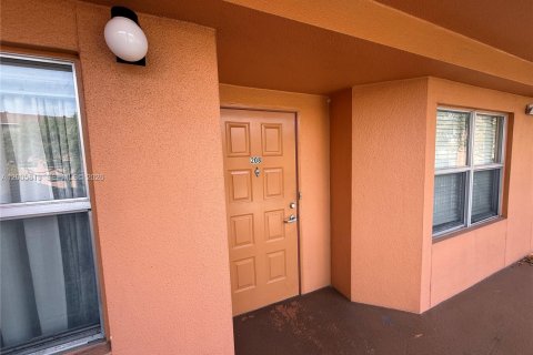 Copropriété à vendre à Pembroke Pines, Floride: 2 chambres, 112.13 m2 № 2077783 - photo 2