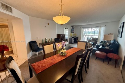 Copropriété à vendre à Pembroke Pines, Floride: 2 chambres, 112.13 m2 № 2077783 - photo 11