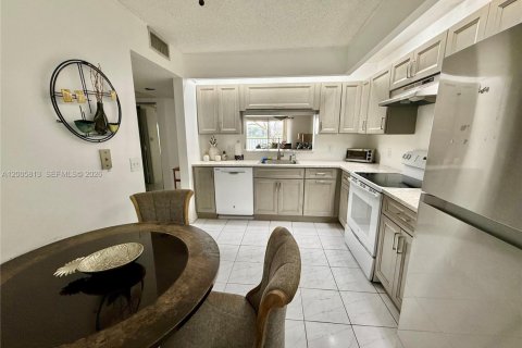 Copropriété à vendre à Pembroke Pines, Floride: 2 chambres, 112.13 m2 № 2077783 - photo 9