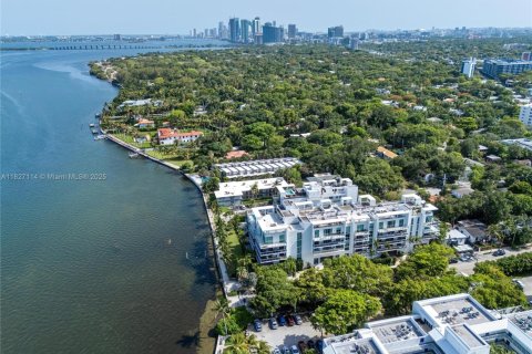 Condo in Miami, Florida, 2 bedrooms  № 1801152 - photo 1