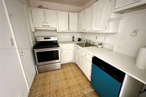 Condo in Lauderhill, Florida, 2 bedrooms  № 2026667 - photo 5