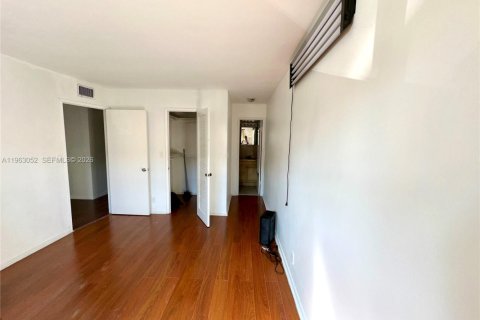 Condo in Lauderhill, Florida, 2 bedrooms  № 2026667 - photo 11