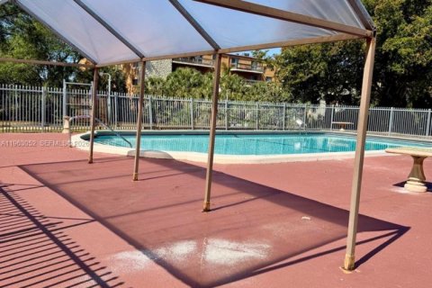 Condo in Lauderhill, Florida, 2 bedrooms  № 2026667 - photo 4