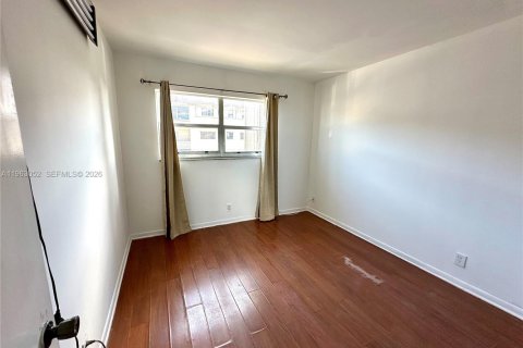 Condo in Lauderhill, Florida, 2 bedrooms  № 2026667 - photo 3