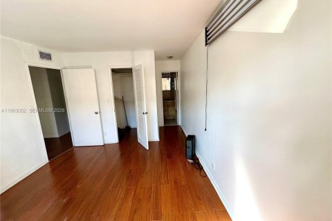 Condo in Lauderhill, Florida, 2 bedrooms  № 2026667 - photo 10