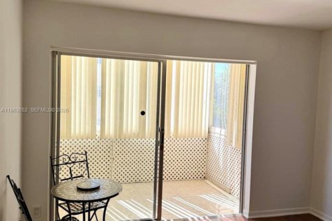 Condo in Lauderhill, Florida, 2 bedrooms  № 2026667 - photo 17