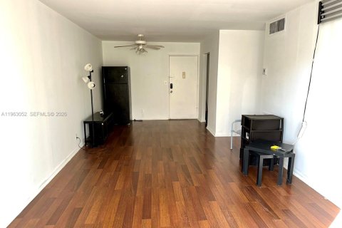 Condo in Lauderhill, Florida, 2 bedrooms  № 2026667 - photo 2