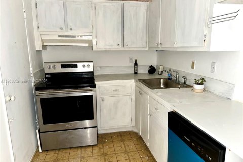 Condo in Lauderhill, Florida, 2 bedrooms  № 2026667 - photo 8