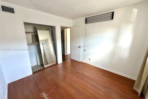 Condo in Lauderhill, Florida, 2 bedrooms  № 2026667 - photo 9