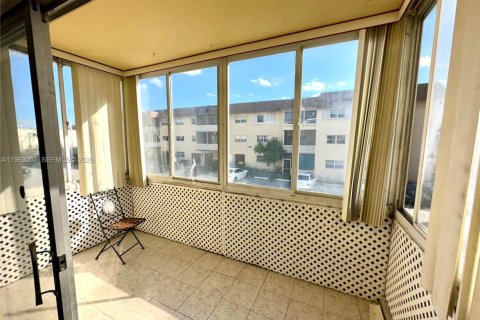 Condo in Lauderhill, Florida, 2 bedrooms  № 2026667 - photo 6