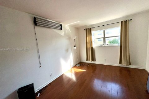 Condo in Lauderhill, Florida, 2 bedrooms  № 2026667 - photo 19