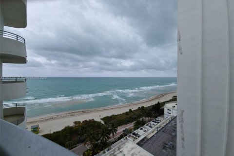 Condominio en alquiler en Miami Beach, Florida, 50.72 m2 № 1937603 - foto 1